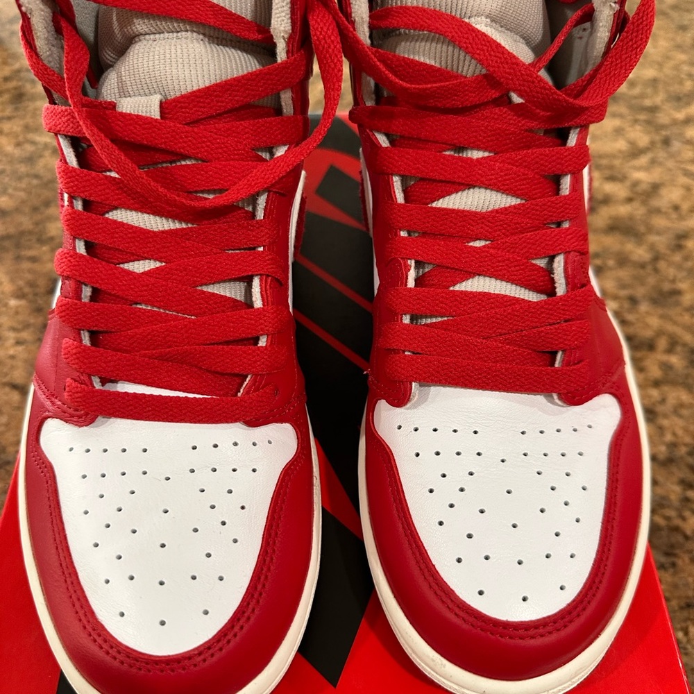 Jordan 1 Retro Varsity Red